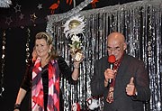 Karin Engelhard und Otto Retzer versteigerte im Kirr Royal am Gasteig  stundenlang Christbaumkugeln (©Foto: Ingrid Grossmann)